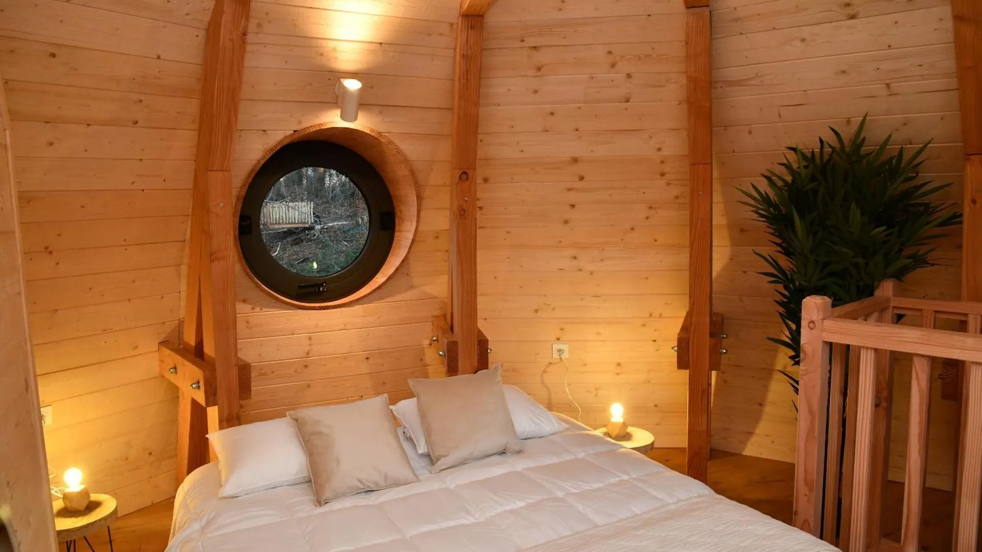Chalet Domaine Des Etoiles - Logements Insolites Gillonnay France